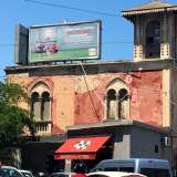 L�elemento pi� rappresentativo � la torretta, decorata con linee verticali punteggiate che guarniscono le pareti e una cornice merlettata posta l� a ingentilire il tetto a punta triangolare. Per il resto la villa, dalle mura bicrome rosa e rosse, presenta delle finestre a bifora con arco a sesto acuto dal tratto �orientale�, impreziosite da due colonnine laterali lisce e una terza centrale a spirale che terminano con parapetti a filo con il muro caratterizzati da eleganti balustrini